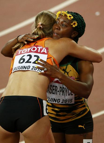L&#39;abbraccio tra le due formidabili atlete (Reuters)